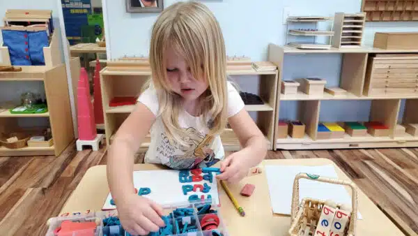 मोंटेसरी लड़की1 मूल